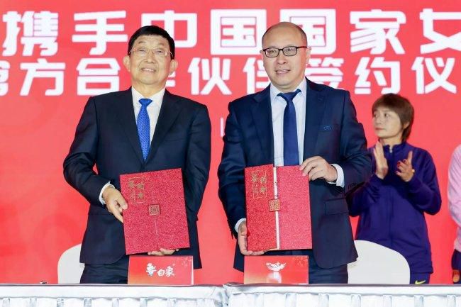 叶辰冷声道：他们每个人的生命都是伟大的女性给的，结果他们竟然还以玩弄女人为乐，这样的人渣，简直就是社会的渣滓。